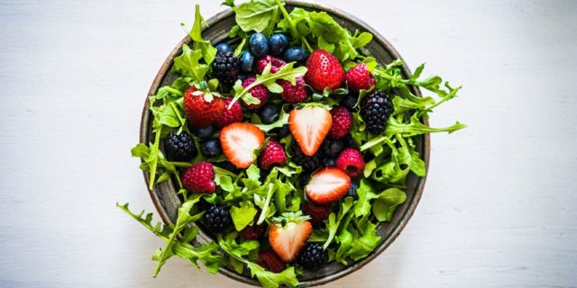Arugula berry salad